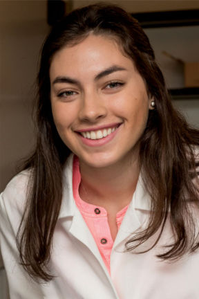 Fernanda Duarte_288 Female student in pink shirt and white coat