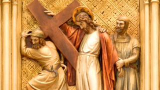 jesus-simon-crossx320 Simon of Cyrene helps Jesus carry the Cross