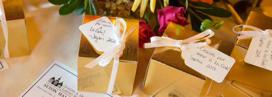 Favors of gold boxes from the La Gala event
