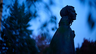 statue