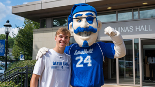 student-and-pirate-move-in-day Image of a student and the pirate during move in day.