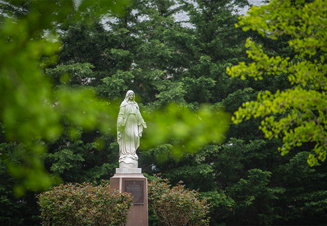 statue